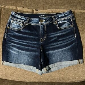 Maurice’s Dark Washed Mid-Rise Jean Shorts. Size 7/8